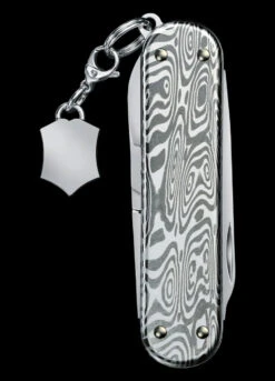 Victorinox Classic SD Brilliant Damascus -Adventure Knives BMC 0622134.2 33746.1671193496.1280.1280 21413.1671207008