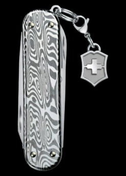 Victorinox Classic SD Brilliant Damascus -Adventure Knives BMC 0622134.3 73142.1671193496.1280.1280 93754.1671207008