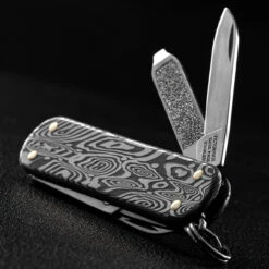 Victorinox Classic SD Brilliant Damascus -Adventure Knives BMC 0622134.7 65649.1671206029.1280.1280 83525.1671207008